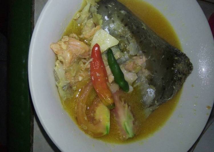 Kepala salmon kuah kuning