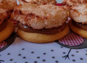 Una foto de Alfajores de coco