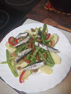 Una foto de Ensalada de papas cocidas, judías verdes y sardinas de lata