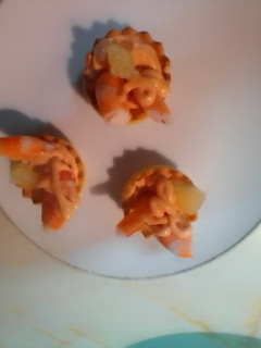 Una foto de Canapés de langostinos, piña y salsa rosa