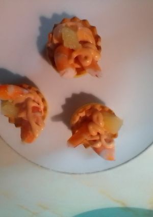 Una foto de Canapés de langostinos, piña y salsa rosa
