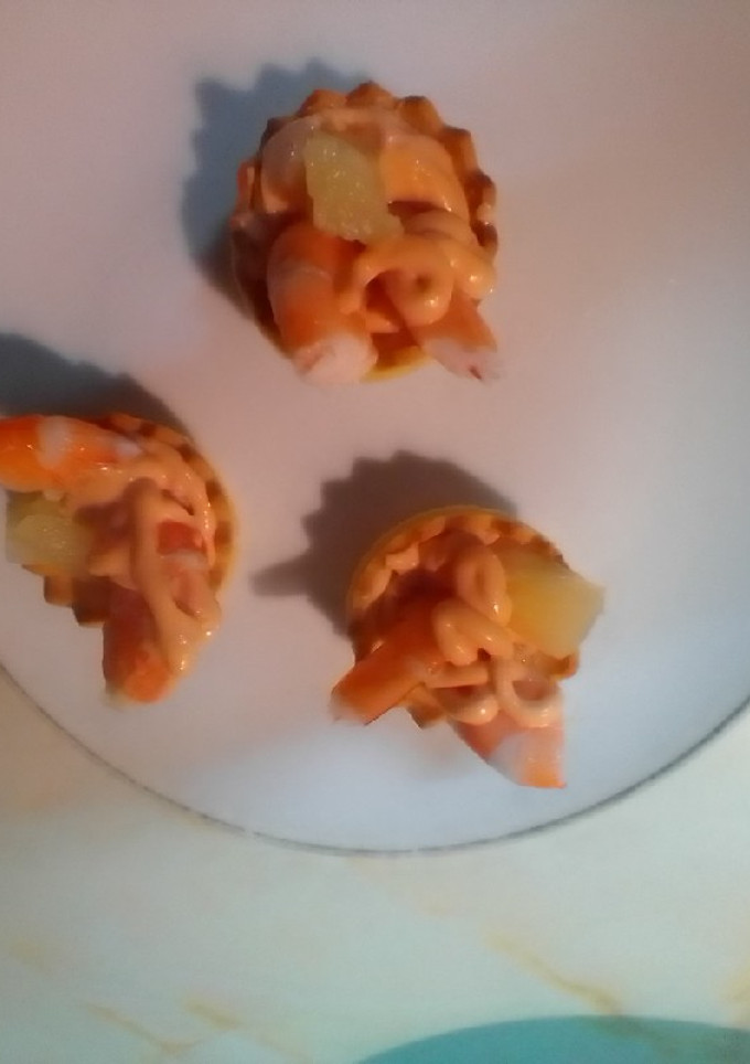 Una foto de Canapés de langostinos, piña y salsa rosa