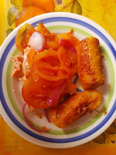 Una foto de Trucha sudada con tomate 🍅 y cebolla roja