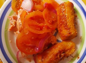 Una foto de Trucha sudada con tomate 🍅 y cebolla roja