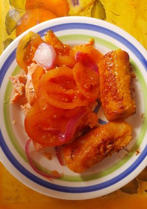 Una foto de Trucha sudada con tomate 🍅 y cebolla roja