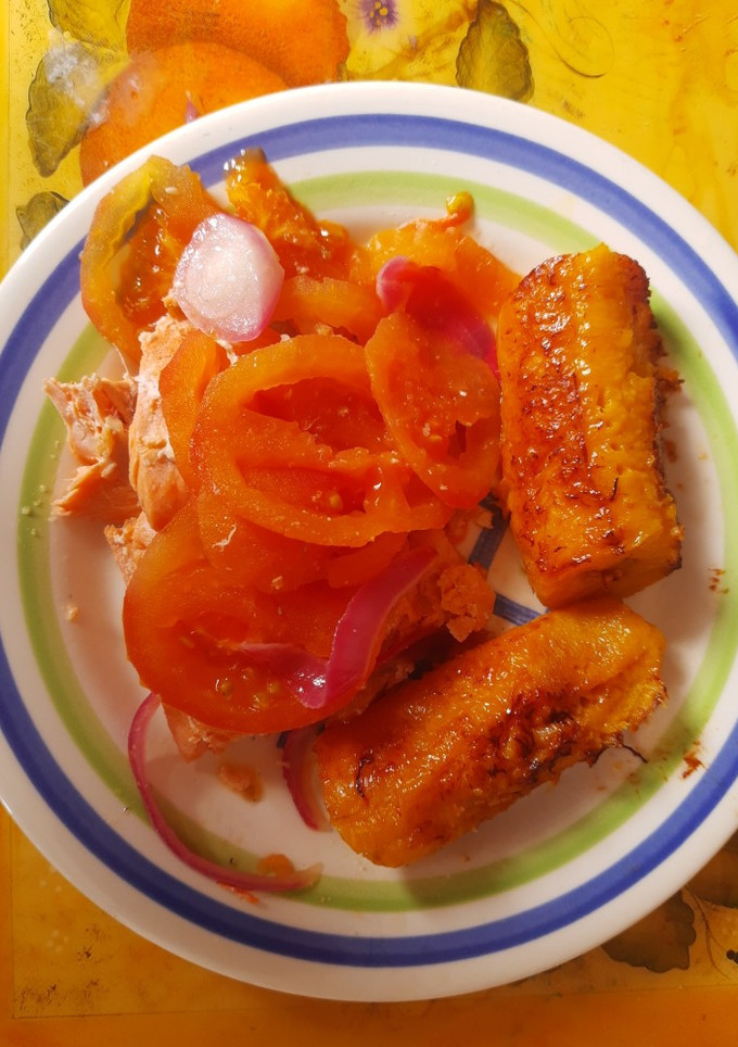 Una foto de Trucha sudada con tomate 🍅 y cebolla roja