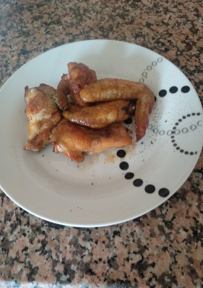 Una foto de Alitas de pollo en salsa de miel y soja al horno