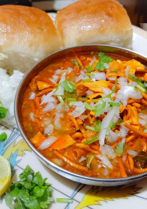 झणझणीत चटकदार मिसळपाव (misalpav recipe in marathi) रेसिपी चे मुख्य फोटो 