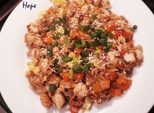 Una foto de Chow Fan de Pollo 🍚🍗