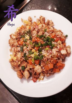 Una foto de Chow Fan de Pollo 🍚🍗