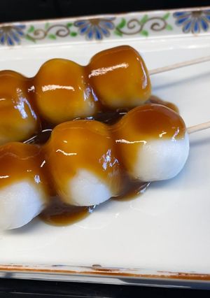 Una foto de Mitarashi dango みたらし団子