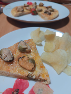 Una foto de Tortilla patatas chips y mejillones