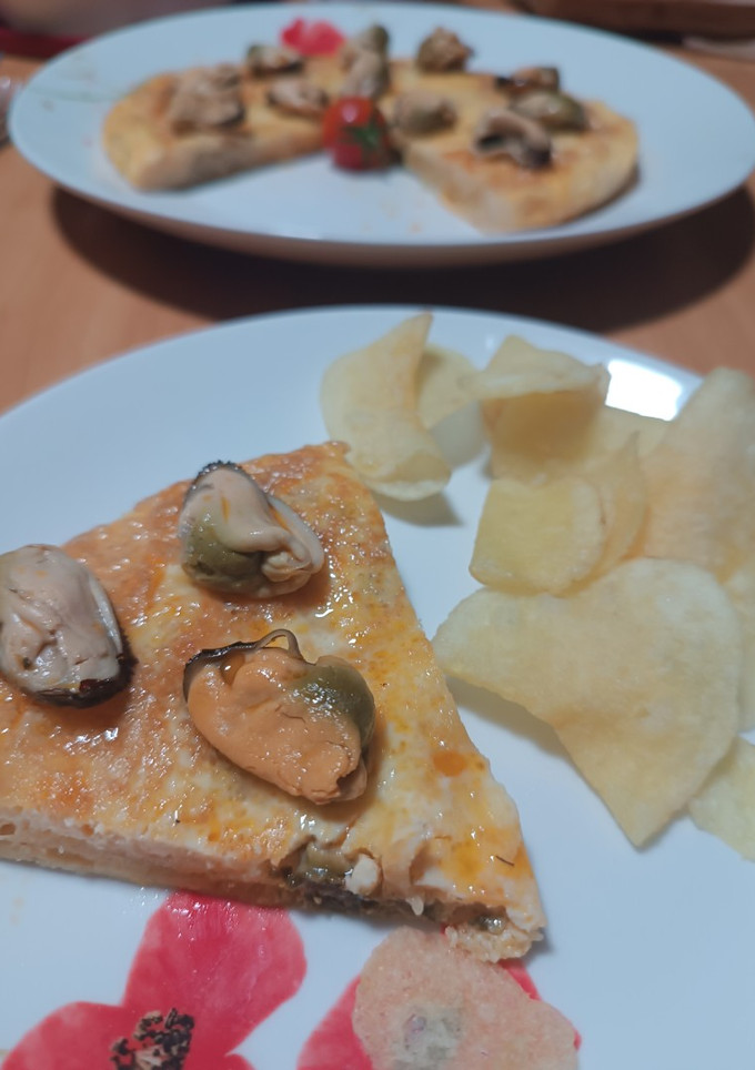 Una foto de Tortilla patatas chips y mejillones