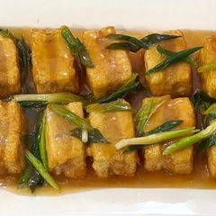 A picture of Tofu sandwich with pork and prawn.