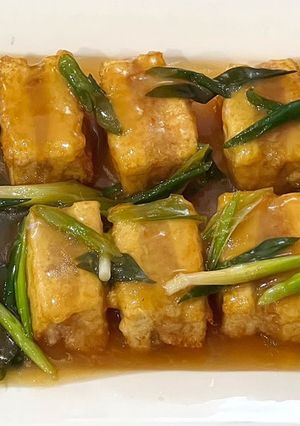A picture of Tofu sandwich with pork and prawn.