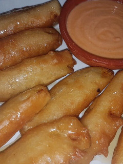 Una foto de Churros de berenjena con miel y salmorejo