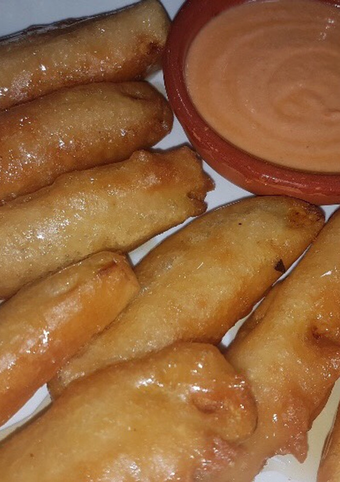 Una foto de Churros de berenjena con miel y salmorejo