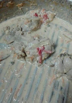 Una foto de Bifes de pata de lechón con verduras y queso crema