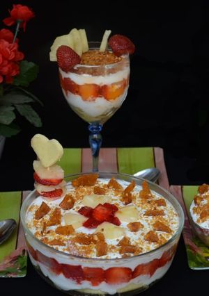 A picture of Mix fruit crunchy dessert.