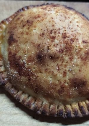 Una foto de Mini tarta de queso, cebolla, choclo y rúcula