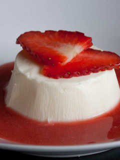 Una foto de Panna Cotta con Coulis de Fresa