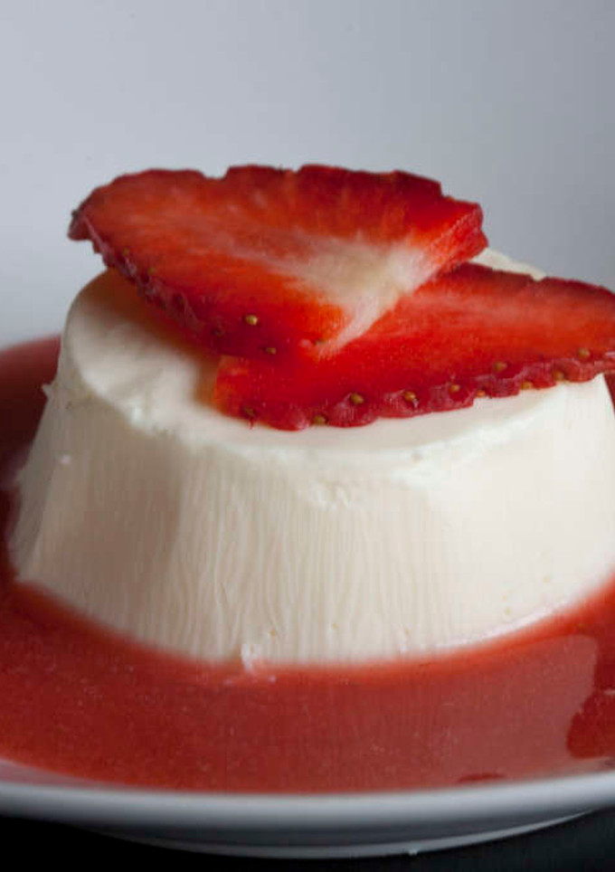 Una foto de Panna Cotta con Coulis de Fresa