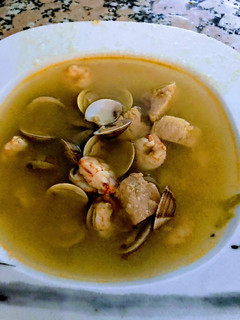 Una foto de Sopa de pescado y marisco