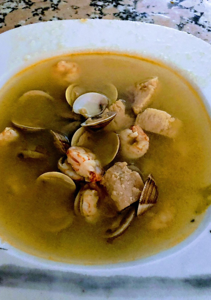 Una foto de Sopa de pescado y marisco