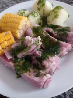 Una foto de Costillas con papas y piña 🇮🇨