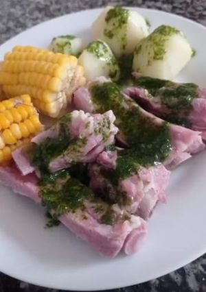 Una foto de Costillas con papas y piña 🇮🇨