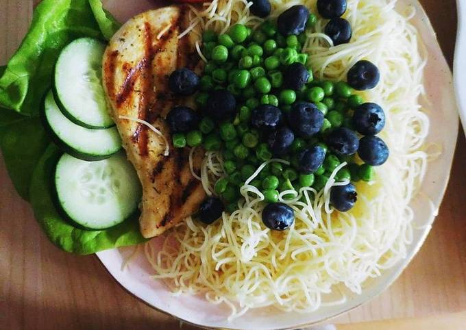 Tuscan chicken with lemon butter pasta & blueberries