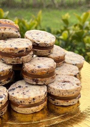 Una foto de Alfajores de vainilla, chocolate y nuez🍫