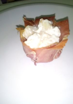 Foto di Cestini di prosciutto con stracchino e pere