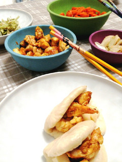 Foto di Bao con pollo e verdure miste