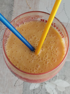 Una foto de Smoothie de naranja, manzana y plátano