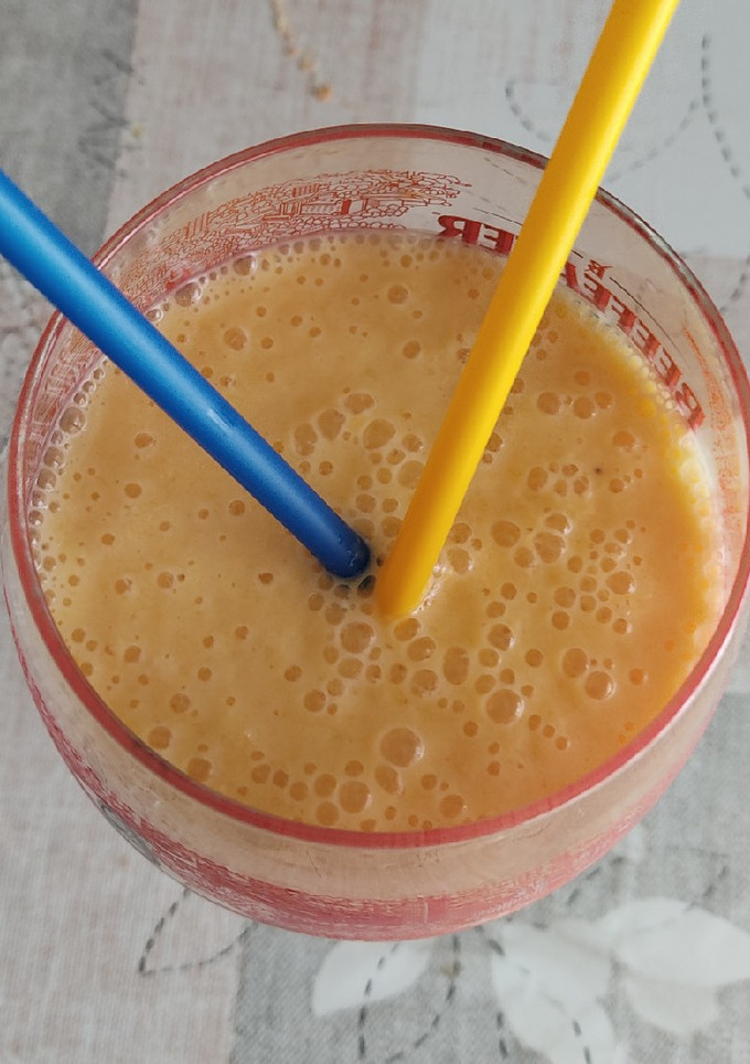 Una foto de Smoothie de naranja, manzana y plátano