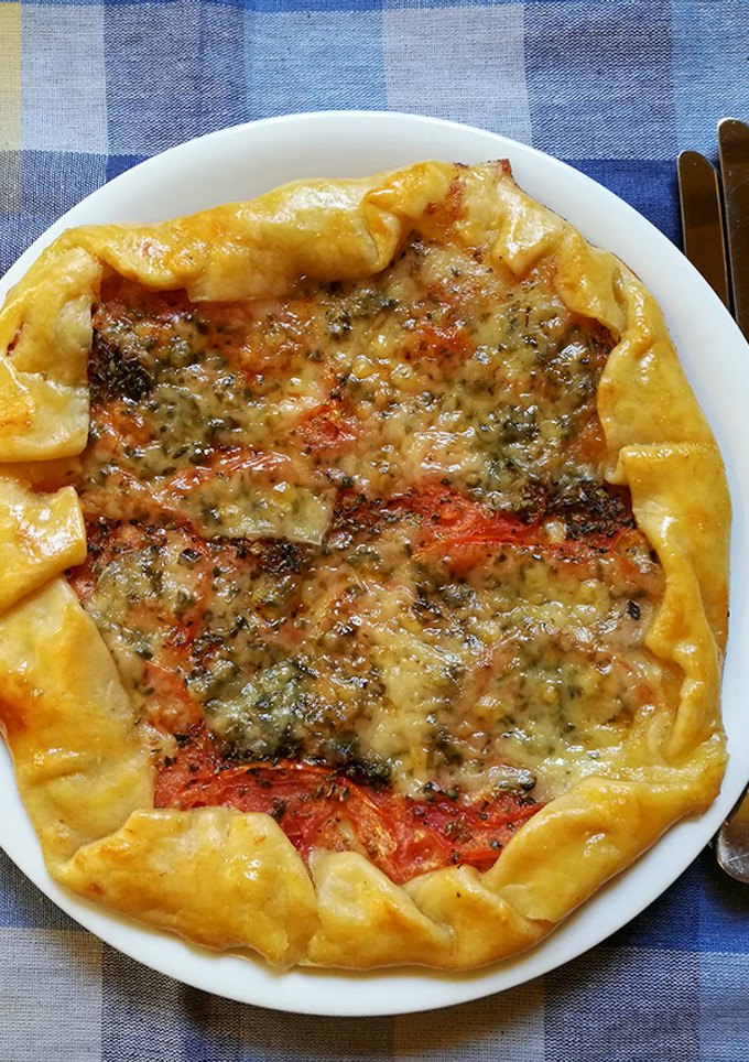 Una foto de Galette de atún y tomate