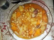 Una foto de repollo guisado con patatas