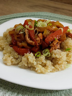 Una foto de Lomo salteado con verduras y quinoa/ al estilo peruano