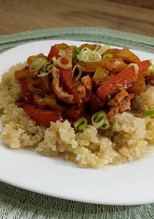 Una foto de Lomo salteado con verduras y quinoa/ al estilo peruano