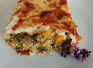 Una foto de Lasagna de calabaza, kale, champiñones