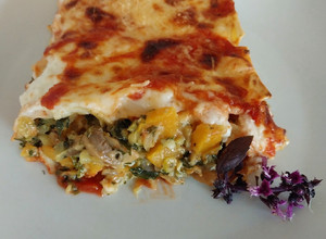 Una foto de Lasagna de calabaza, kale, champiñones