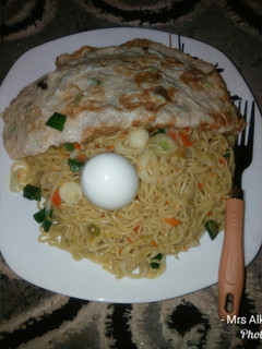 A picture of Indomie da soyayyen kwai d dafaffe.