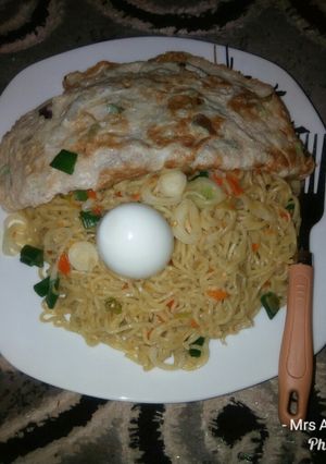A picture of Indomie da soyayyen kwai d dafaffe.