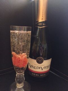 Una foto de Champagne con hibisco 🌺