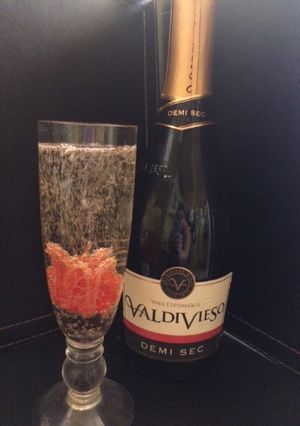 Una foto de Champagne con hibisco 🌺