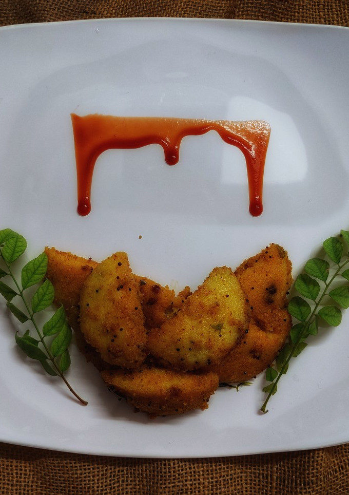 सूजी की इंस्टेंट मसाला इडली (sooji ke instant masala idli recipe in Hindi) रेसिपी मुख्य फोटो