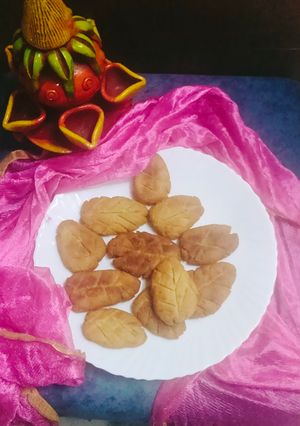 A picture of BIHARI THEKUA (Bihari sweet Thekua) 😋😋.