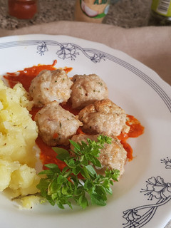 Una foto de Albóndigas de Sepia en salsa de piquillos y puré de patatas