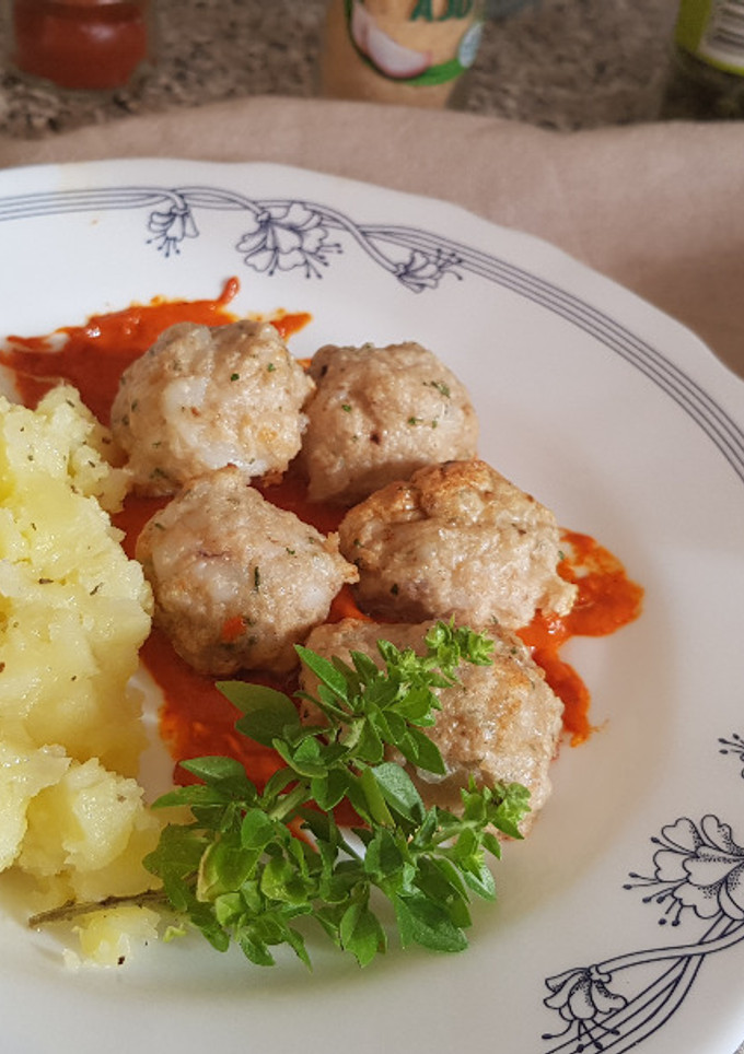 Una foto de Albóndigas de Sepia en salsa de piquillos y puré de patatas